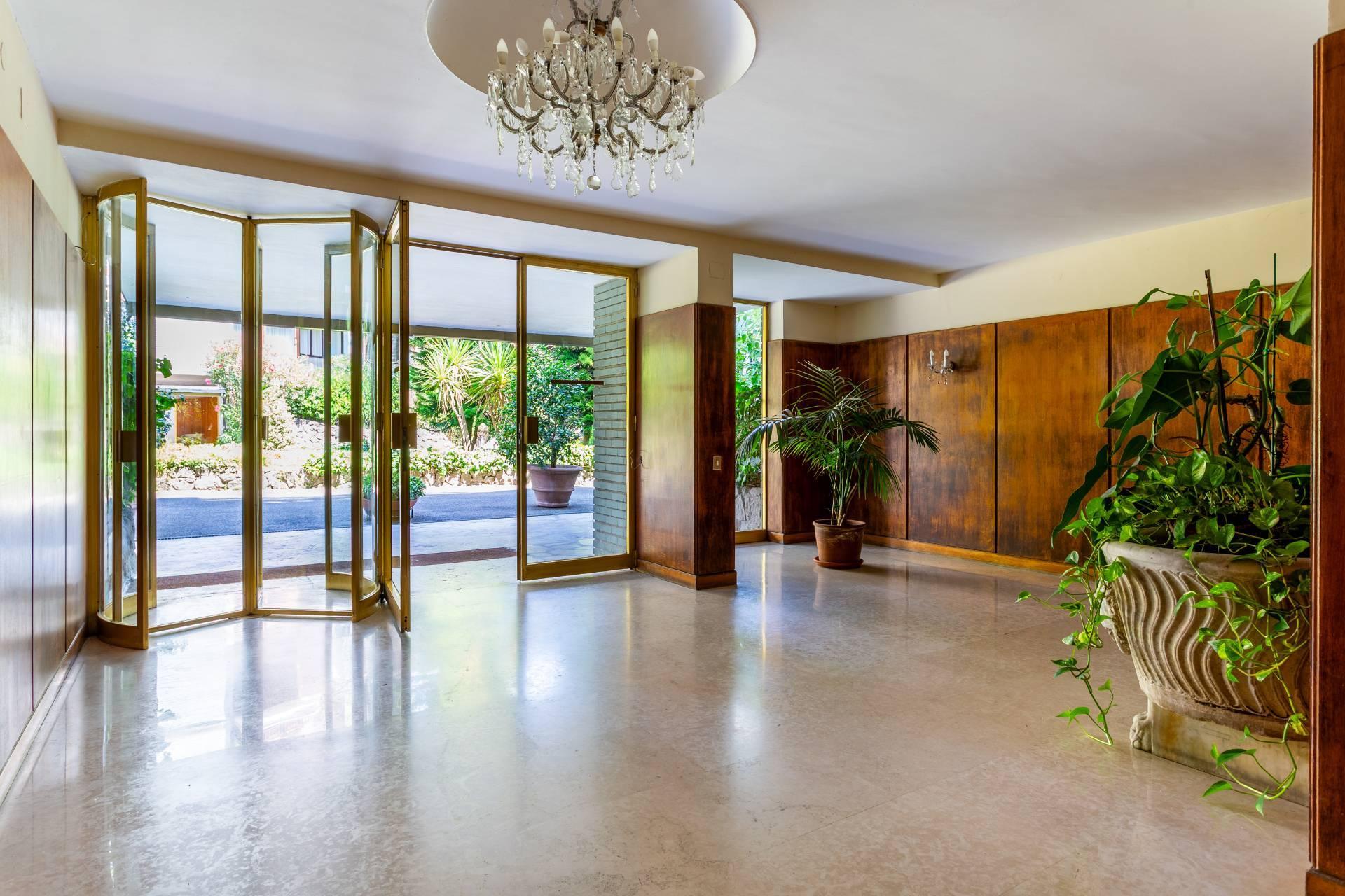 Interno luminoso di appartamento di pregio a Monti Parioli con finiture raffinate nel quartiere Parioli di Roma