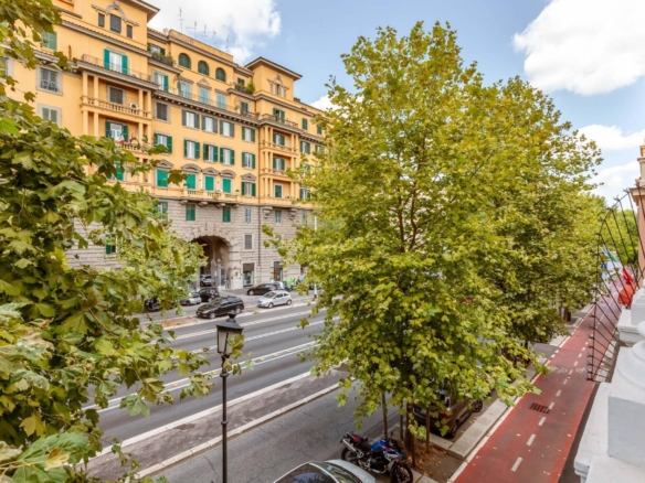 Palazzo residenziale su Via Nomentana a Roma con architettura signorile e contesto urbano elegante