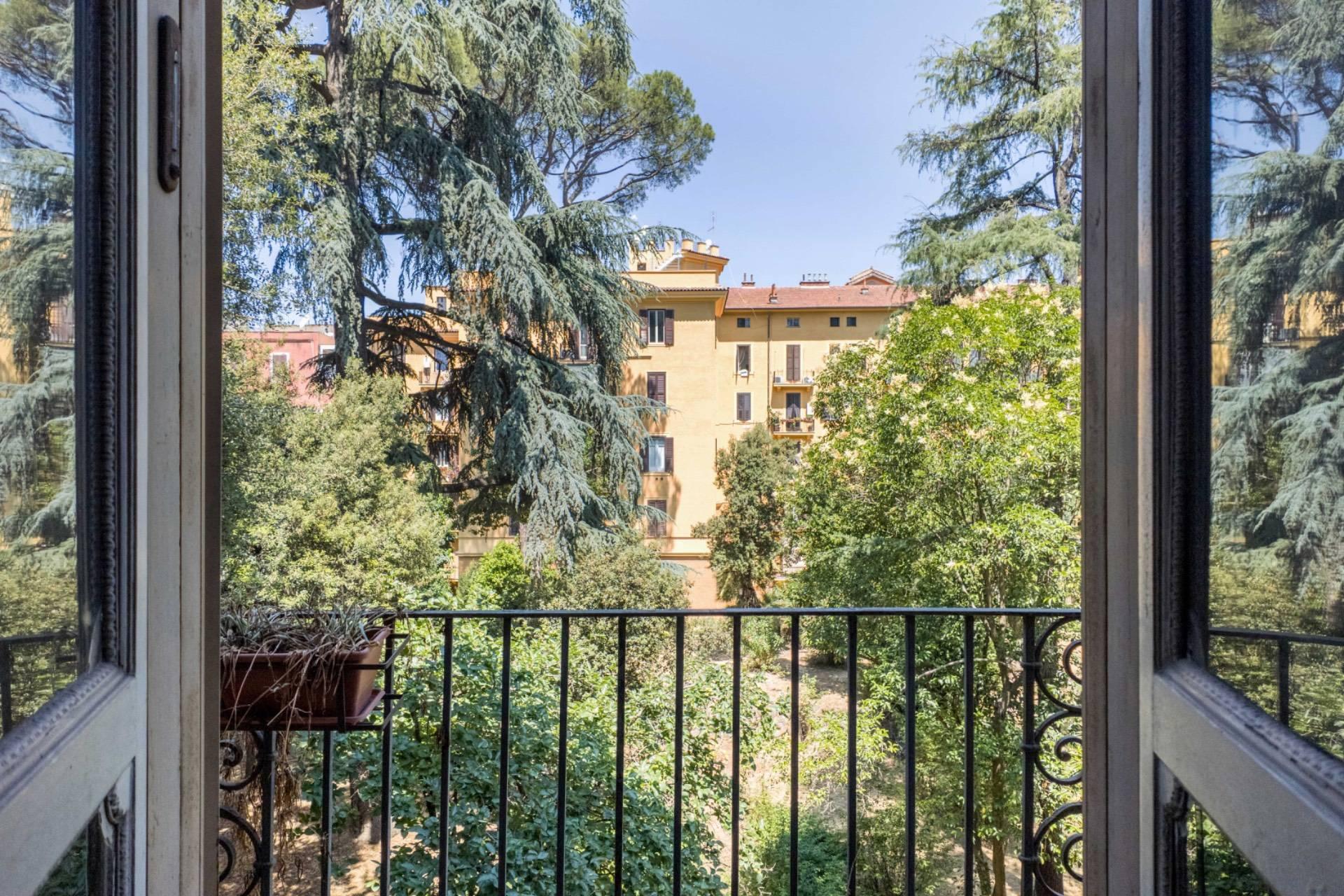 Zona living di appartamento di pregio Nomentana Trieste con ampie finestre e design elegante