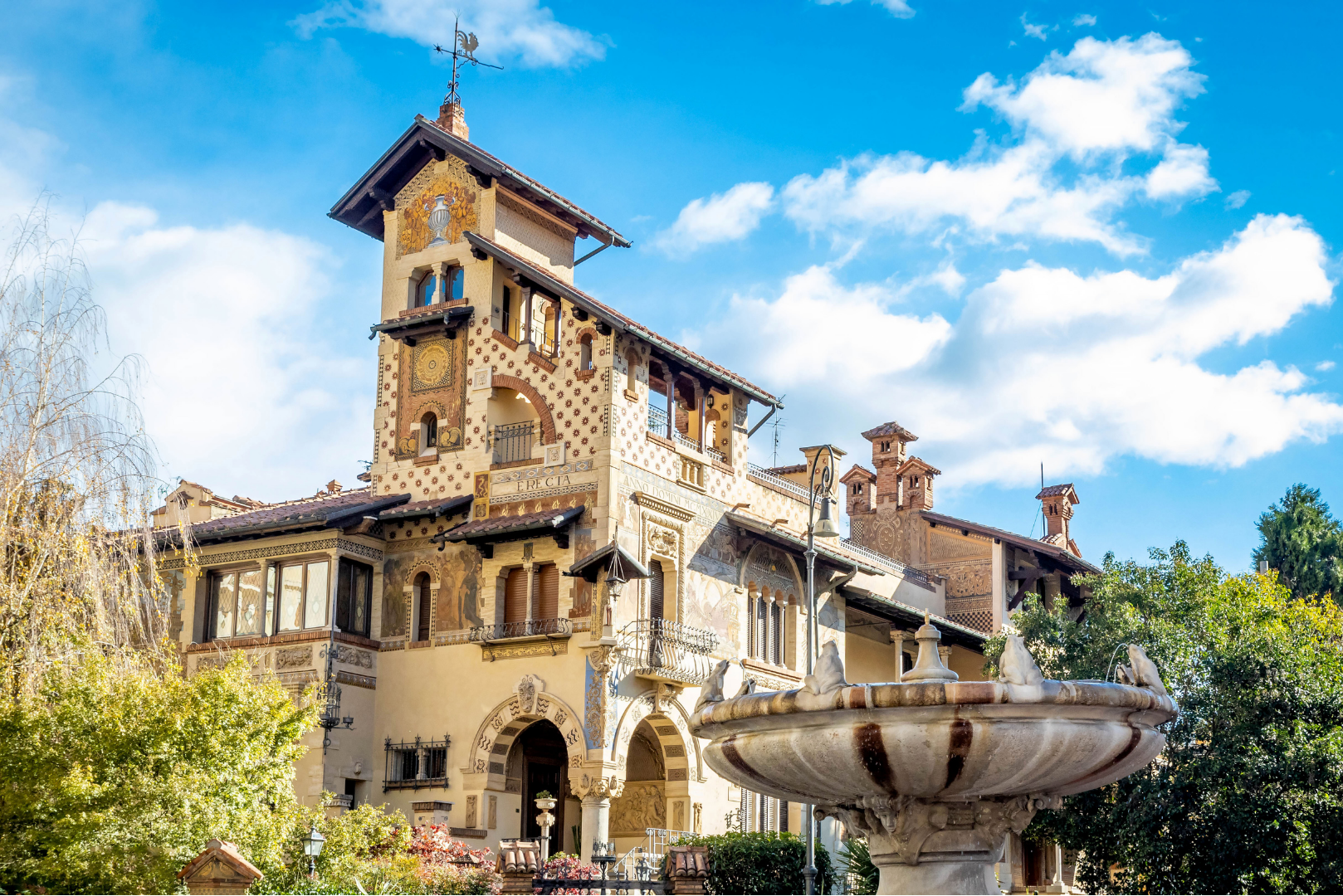 Palazzi in stile Liberty nel Quartiere Coppedè a Roma con architettura decorativa e dettagli artistici