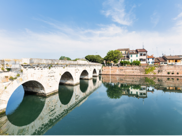 Ponte Milvio a Roma con vista sul Tevere e contesto urbano storico