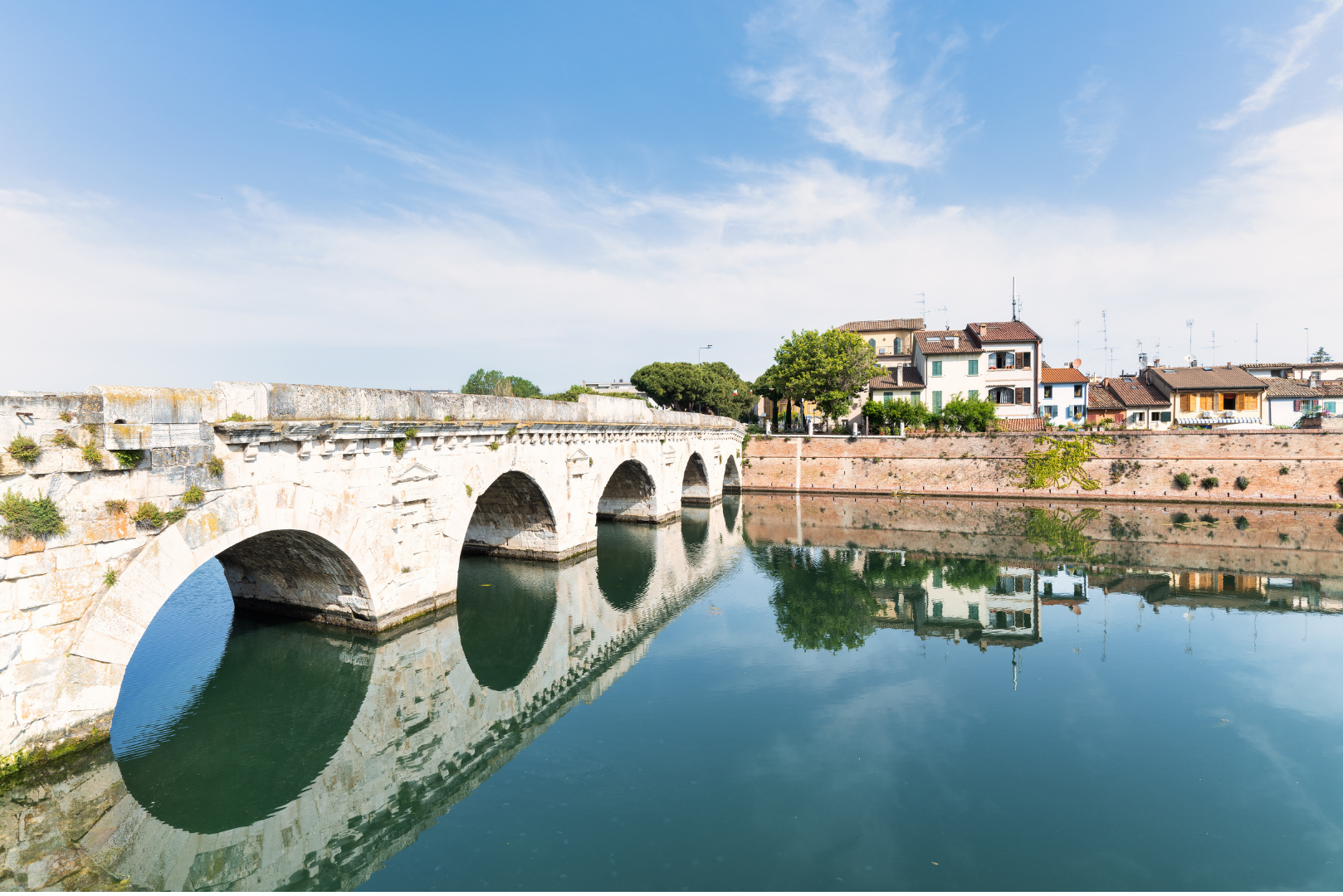 Ponte Milvio a Roma con vista sul Tevere e contesto urbano storico