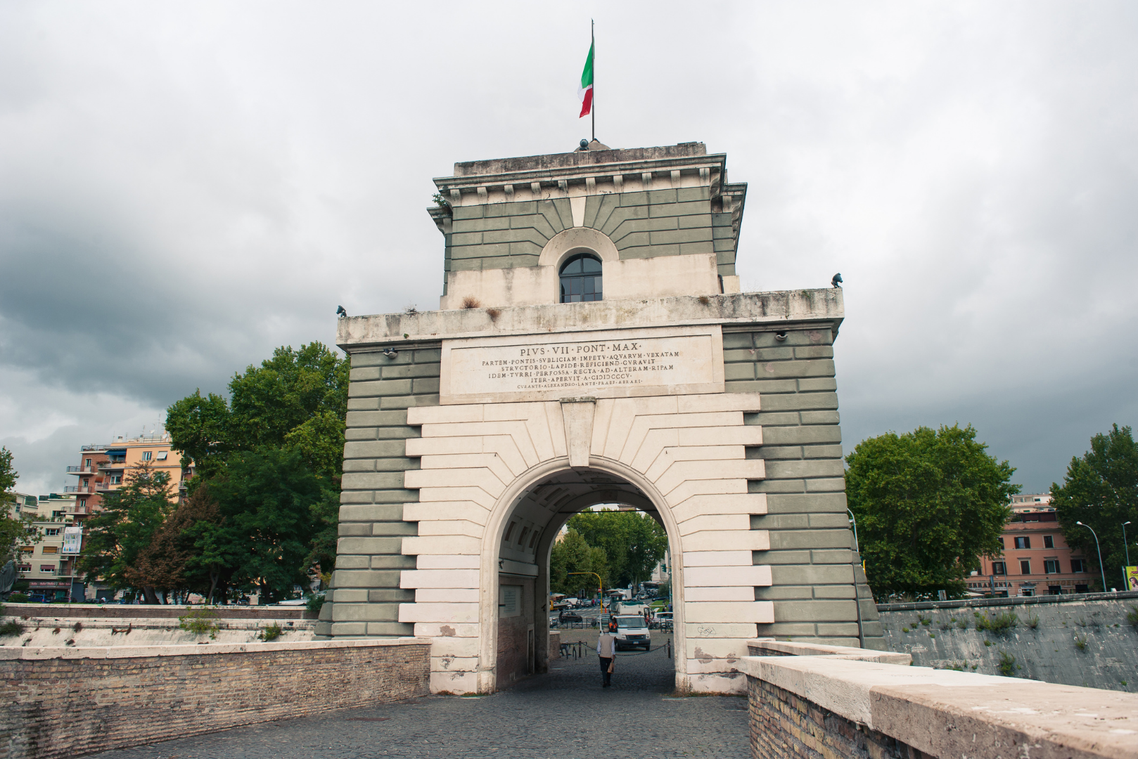Ponte Milvio illuminato di sera con riflessi sul Tevere e architettura storica