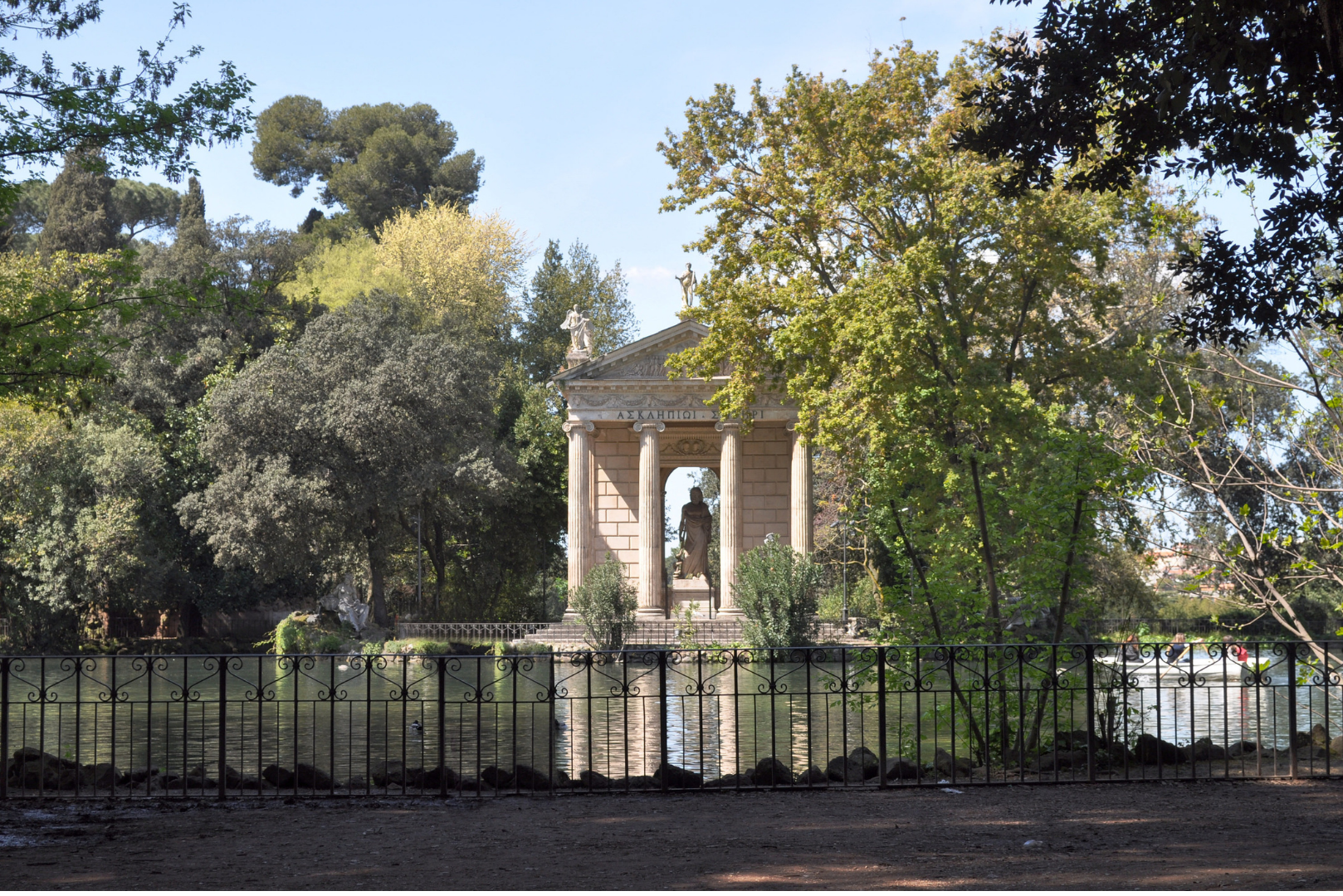 Tempio di Esculapio nel laghetto di Villa Borghese a Roma immerso nel verde