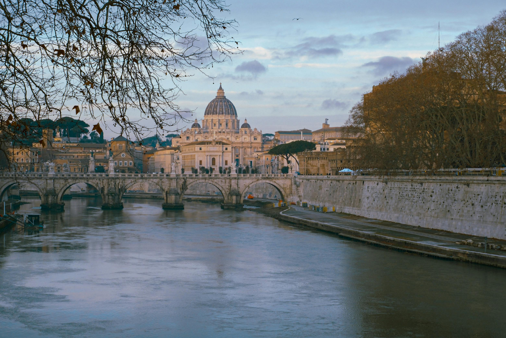 Vista della Basilica di San Pietro e del Tevere al tramonto nel centro storico di Roma
