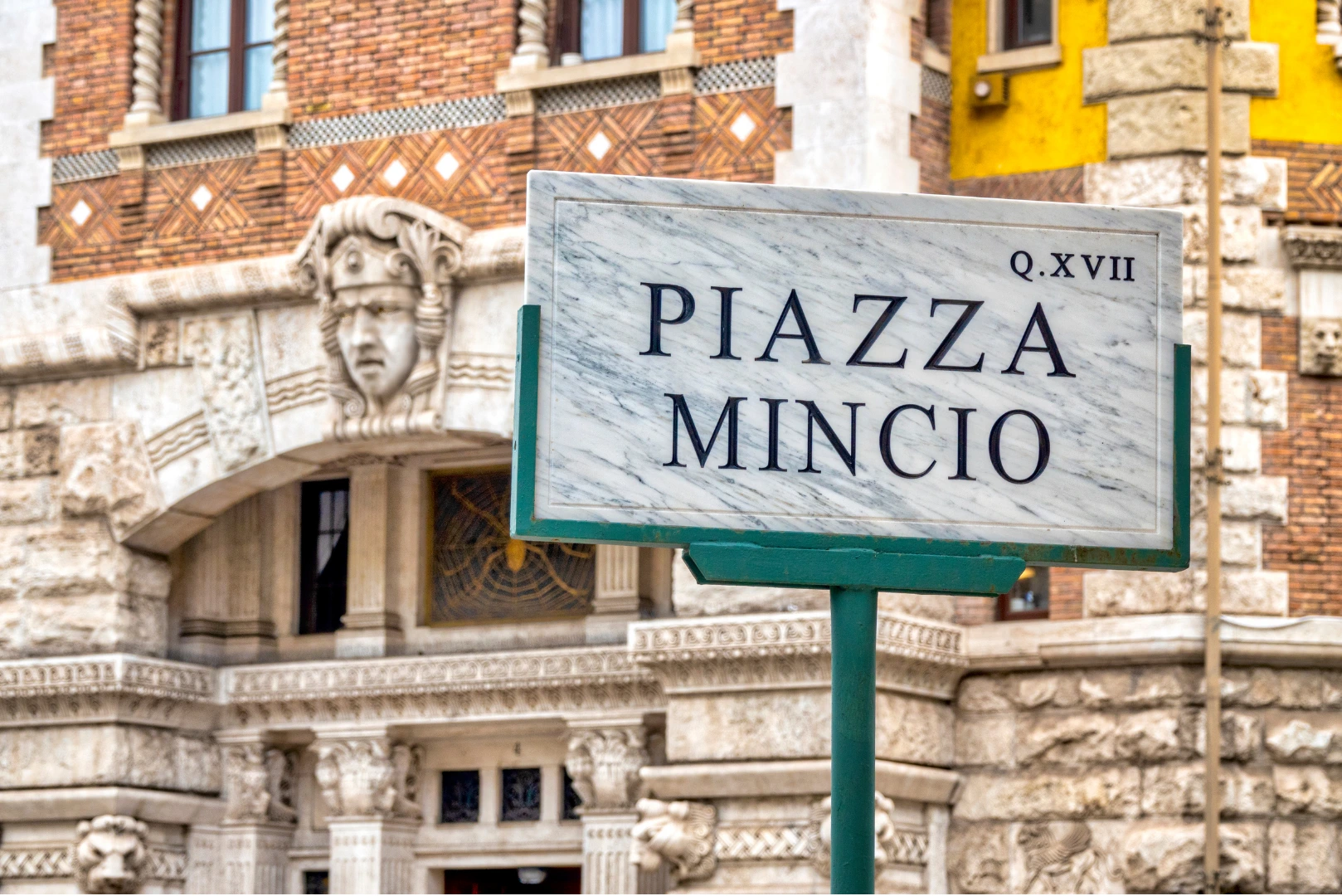 Cartello di Piazza Mincio nel Quartiere Coppedè a Roma con edifici storici sullo sfondo