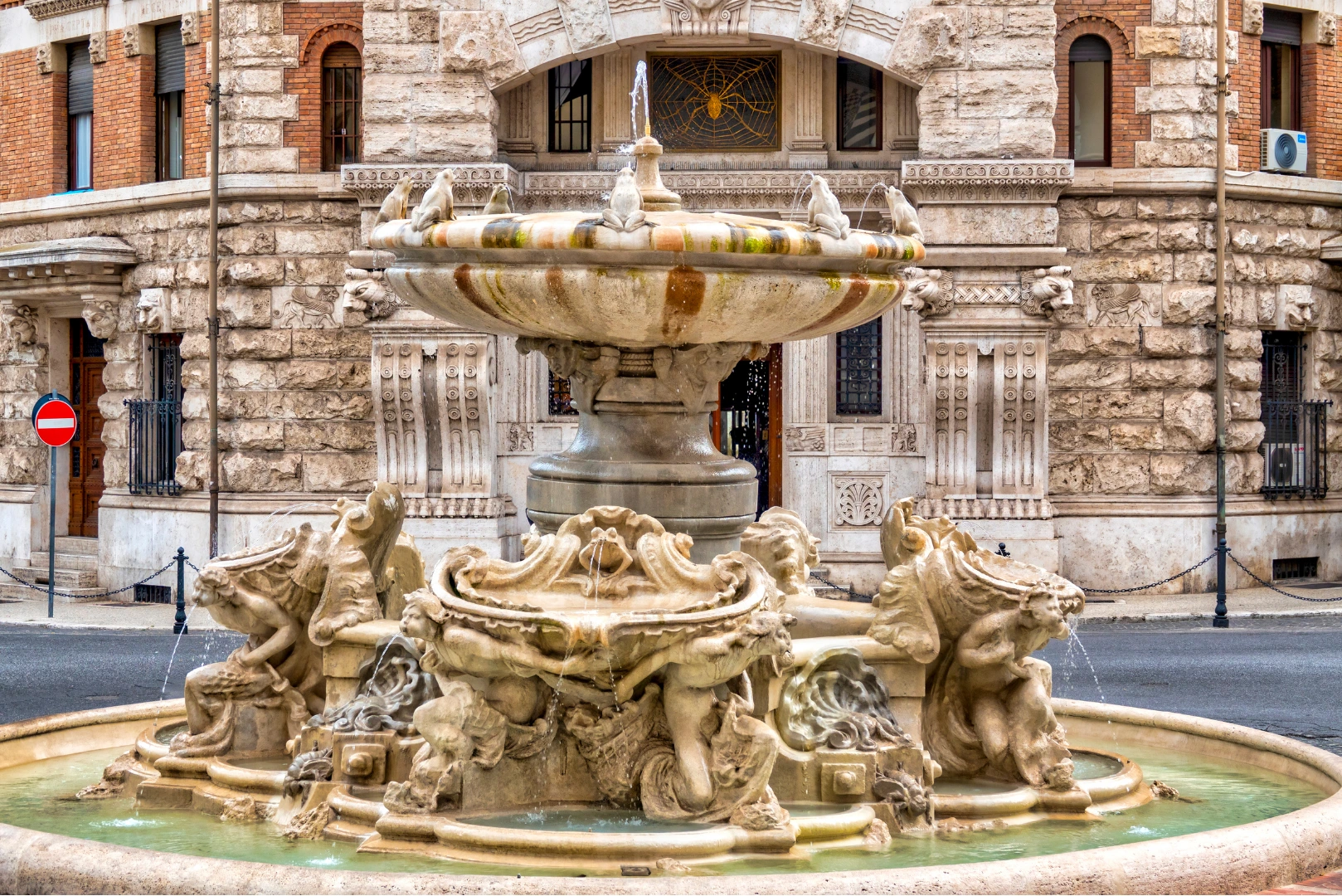 Fontana delle Rane in Piazza Mincio nel Quartiere Coppedè a Roma